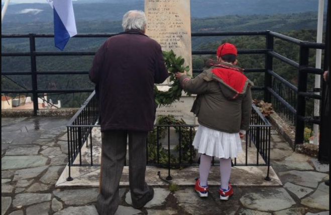 Αετορράχη Γορτυνίας | Ο γηραιότερος και ο μικρότερος κάτοικος του χωριού κατάθεσαν στεφάνι για την 25η Μαρτίου!