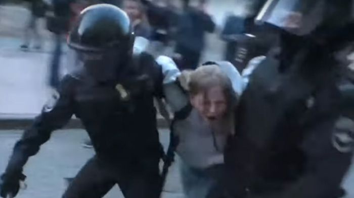 Οργή για το βίντεο με τον αστυνομικό να γρονθοκοπεί διαδηλώτρια (vd)