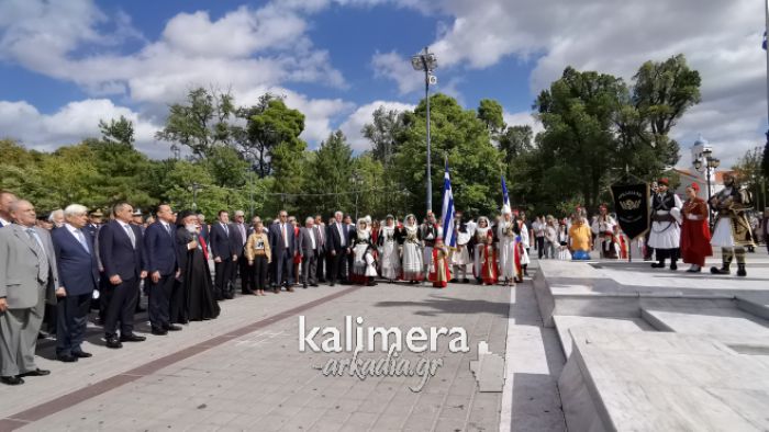 Η ανάκρουση του Εθνικού Ύμνου μπροστά από τον επιβλητικό Ανδριάντα του Θεόδωρου Κολοκοτρώνη (vd)