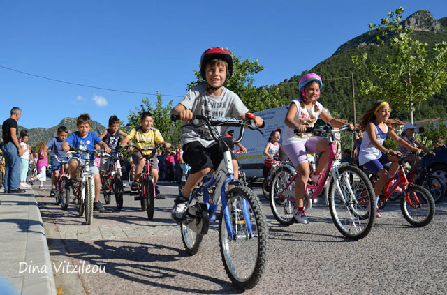 &Omicron;&iota; &mu;&iota;&kappa;&rho;&omicron;ί &pi;&omicron;&delta;&eta;&lambda;ά&tau;&epsilon;&sigmaf; &tau;&omicron;&upsilon; &Delta;&eta;&mu;&omicron;&tau;&iota;&kappa;&omicron;ύ &sigma;&chi;&omicron;&lambda;&epsilon;ί&omicron;&upsilon; &Lambda;&epsilon;&omega;&nu;&iota;&delta;ί&omicron;&upsilon; (&epsilon;&iota;&kappa;ό&nu;&epsilon;&sigmaf;)