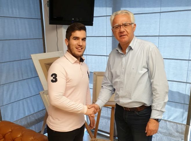 &Sigma;&tau;&eta; "&Nu;έ&alpha; &Tau;&rho;ί&pi;&omicron;&lambda;&eta;" &omicron; &Delta;&eta;&mu;ή&tau;&rho;&eta;&sigmaf; &Kappa;&omicron;ύ&rho;&omicron;&sigmaf;