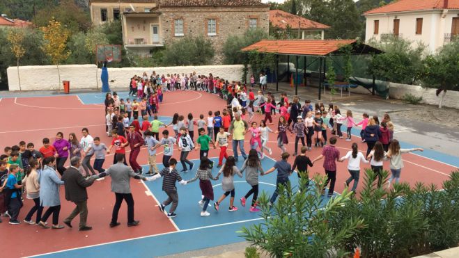 &Tau;&omicron; &Delta;&eta;&mu;&omicron;&tau;&iota;&kappa;ό &Sigma;&chi;&omicron;&lambda;&epsilon;ί&omicron; &Lambda;&epsilon;&omega;&nu;&iota;&delta;ί&omicron;&upsilon; &alpha;&delta;&epsilon;&lambda;&phi;&omicron;&pi;&omicron;&iota;ή&theta;&eta;&kappa;&epsilon; &mu;&epsilon; &sigma;&chi;&omicron;&lambda;&epsilon;ί&omicron; &alpha;&pi;ό &tau;&eta;&nu; &Rho;&omega;&sigma;ί&alpha;! (&epsilon;&iota;&kappa;ό&nu;&epsilon;&sigmaf;)