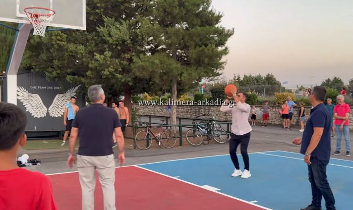 &quot;Σουτάκια&quot; στο νέο γήπεδο μπάσκετ του ΔΑΚ για Τζιούμη, Μποροβήλο, Παπαγεωργίου και αντιδημάρχους! (vd)