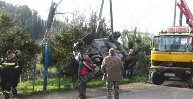Ηλεία | Αυτοκίνητο έφερε τούμπες και κατέληξε σε κολόνα της ΔΕΗ (εικόνες)