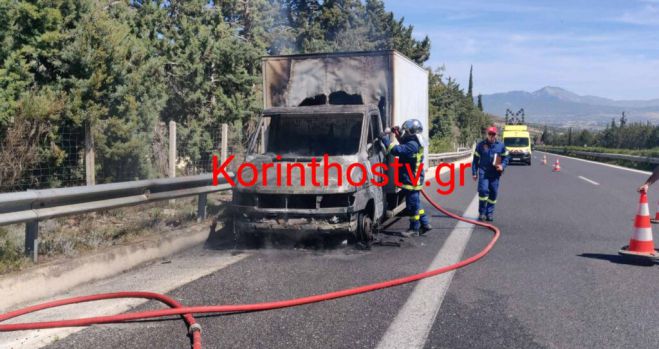 Φορτηγάκι έπιασε φωτιά στην Ε.Ο "Κορίνθου – Τριπόλεως"