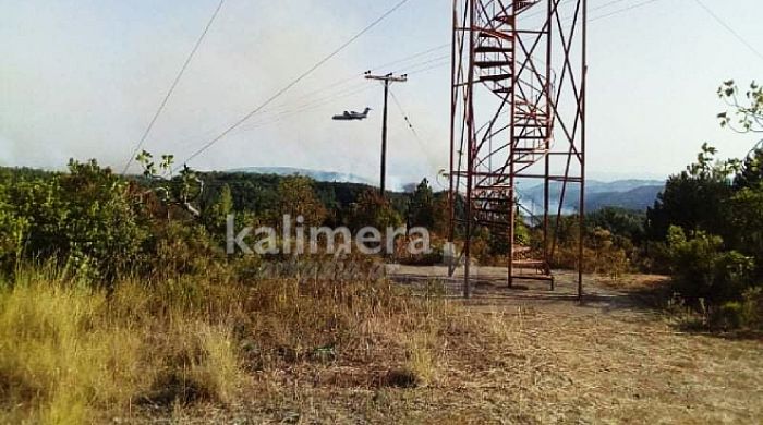 Αναζωπυρώσεις τη νύχτα στη Γορτυνία - Με το πρώτο φως της ημέρας ξεκίνησαν ρίψεις νερού τα εναέρια μέσα