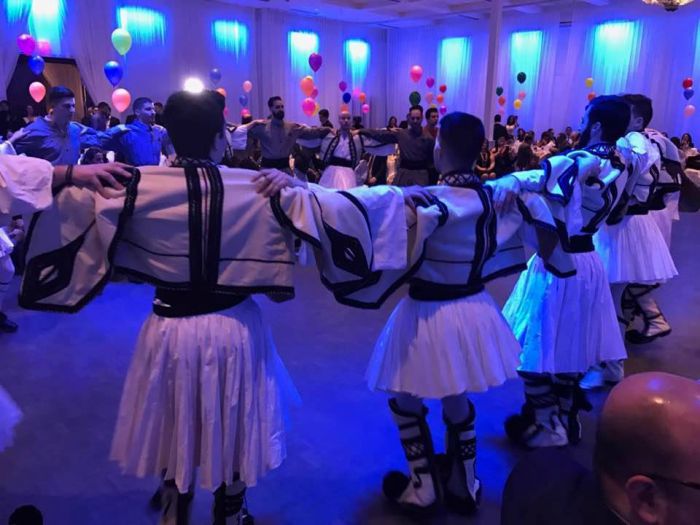 Παραδοσιακοί χοροί και δημοτικά τραγούδια με τον Γιάννη Νταβέλη στο χορό των Αρκάδων του Καναδά! (vd)