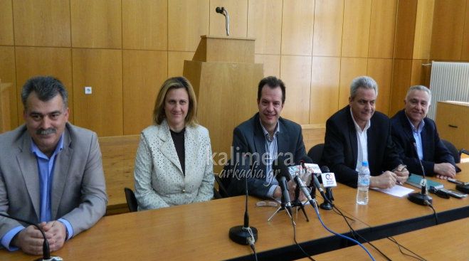 &Delta;έ&delta;&epsilon;&sigmaf;: &laquo;&Epsilon;ί&mu;&alpha;&sigma;&tau;&epsilon; &alpha;&pi;έ&nu;&alpha;&nu;&tau;&iota; &sigma;&tau;&omicron; &alpha;&upsilon;&tau;&alpha;&rho;&chi;&iota;&kappa;ό &kappa;&alpha;&iota; &alpha;&nu;&tau;&iota;&delta;&eta;&mu;&omicron;&kappa;&rho;&alpha;&tau;&iota;&kappa;ό &mu;&omicron;&nu;&tau;έ&lambda;&omicron; &pi;&omicron;&upsilon; &epsilon;&phi;&alpha;&rho;&mu;ό&zeta;&epsilon;&iota; &eta; &Pi;&epsilon;&rho;&iota;&phi;έ&rho;&epsilon;&iota;&alpha;&raquo; (vd)