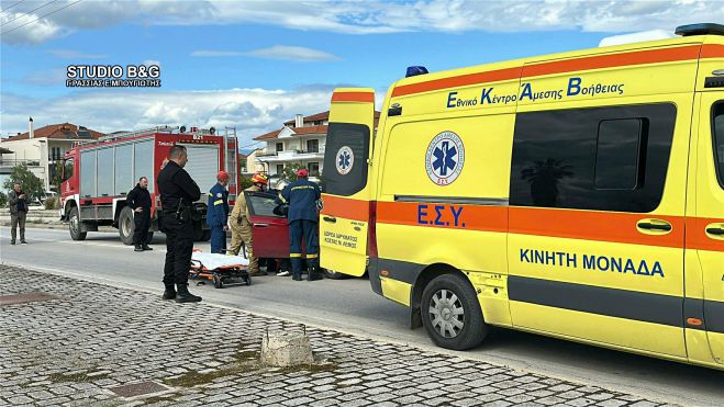 Σφοδρή σύγκρουση αυτοκινήτων στο Ναύπλιο με τραυματία γυναίκα οδηγό (εικόνες)
