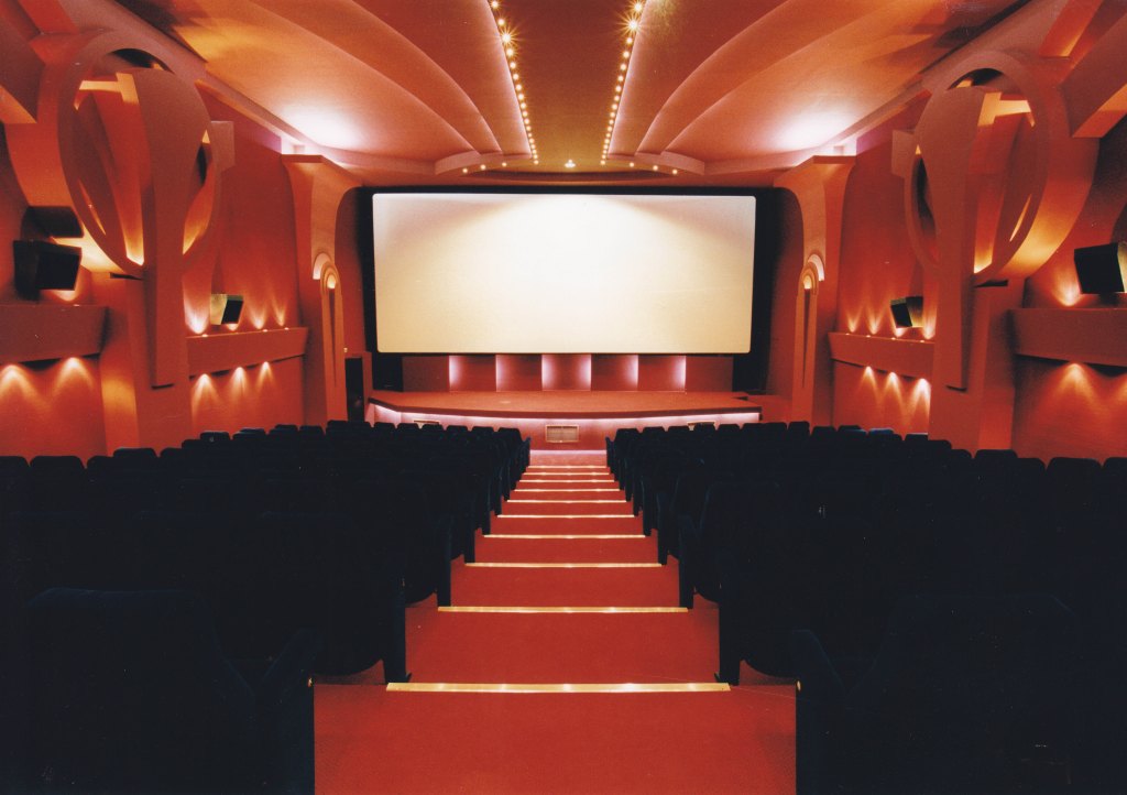 &Tau;&omicron; &epsilon;&omicron;&rho;&tau;&alpha;&sigma;&tau;&iota;&kappa;ό &pi;&rho;ό&gamma;&rho;&alpha;&mu;&mu;&alpha; &pi;&rho;&omicron;&beta;&omicron;&lambda;ώ&nu; &tau;&omicron;&upsilon; Cineville &Tau;&rho;ί&pi;&omicron;&lambda;&eta;&sigmaf;! (vd)