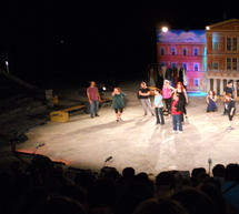 &Gamma;έ&lambda;&iota;&omicron; &kappa;&alpha;&iota; &sigma;&upsilon;&gamma;&kappa;ί&nu;&eta;&sigma;&eta; &sigma;&tau;&eta;&nu; &pi;&alpha;&rho;ά&sigma;&tau;&alpha;&sigma;&eta; &laquo;&Eta; &Epsilon;&lambda;&lambda;ά&delta;&alpha; &pi;&omicron;&tau;έ &delta;&epsilon;&nu; &pi;&epsilon;&theta;&alpha;ί&nu;&epsilon;&iota;&raquo; (video)!