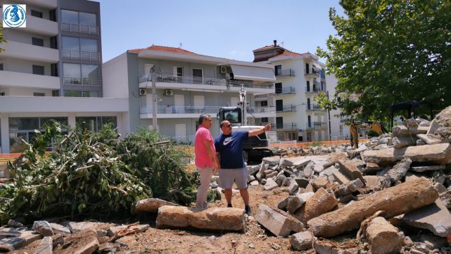 &Kappa;ώ&sigma;&tau;&alpha;&sigmaf; &Tau;&zeta;&iota;&omicron;ύ&mu;&eta;&sigmaf;: &laquo;&Beta;&epsilon;&lambda;&tau;&iota;ώ&nu;&omicron;&upsilon;&mu;&epsilon; &tau;&eta;&nu; &epsilon;&iota;&kappa;ό&nu;&alpha; &tau;&eta;&sigmaf; &pi;ό&lambda;&eta;&sigmaf;, &pi;&rho;&omicron;&chi;&omega;&rho;ά&mu;&epsilon; &sigma;&tau;&eta;&nu; &alpha;&nu;ά&pi;&lambda;&alpha;&sigma;&eta; &tau;&eta;&sigmaf; &pi;&lambda;&alpha;&tau;&epsilon;ί&alpha;&sigmaf; &Mu;&alpha;&nu;&tau;&iota;&nu;&epsilon;ί&alpha;&sigmaf;&raquo; (vd)