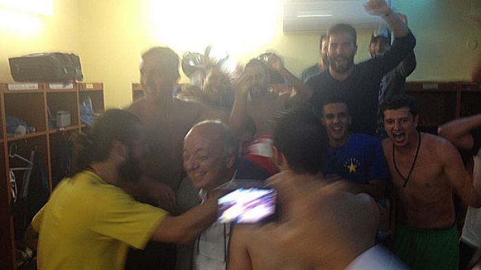 Χαμός, αγκαλιές, φιλιά, συνθήματα στα αποδυτήρια του Αστέρα! (vd)