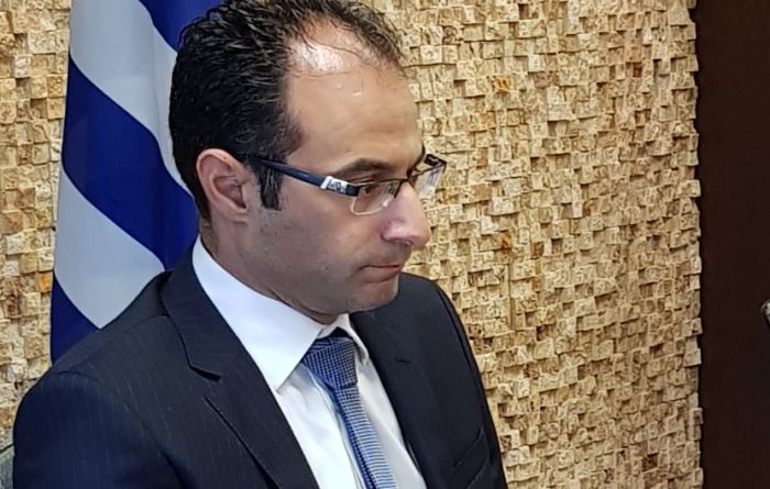 &Kappa;&alpha;&tau;&sigma;ί&pi;&omicron;&sigmaf;: "&Delta;&epsilon;&nu; &mu;&epsilon; &alpha;&pi;&alpha;&sigma;&chi;&omicron;&lambda;&epsilon;ί &nu;&alpha; &epsilon;ί&mu;&alpha;&iota; &omicron;ύ&tau;&epsilon; &upsilon;&pi;&omicron;&psi;ή&phi;&iota;&omicron;&sigmaf; &beta;&omicron;&upsilon;&lambda;&epsilon;&upsilon;&tau;ή&sigmaf;, &omicron;ύ&tau;&epsilon; &upsilon;&pi;&omicron;&psi;ή&phi;&iota;&omicron;&sigmaf; &Delta;ή&mu;&alpha;&rho;&chi;&omicron;&sigmaf; &Tau;&rho;ί&pi;&omicron;&lambda;&eta;&sigmaf;" (vd)