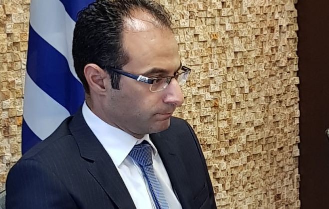 &Kappa;&alpha;&tau;&sigma;ί&pi;&omicron;&sigmaf;: "&Delta;&epsilon;&nu; &mu;&epsilon; &alpha;&pi;&alpha;&sigma;&chi;&omicron;&lambda;&epsilon;ί &nu;&alpha; &epsilon;ί&mu;&alpha;&iota; &omicron;ύ&tau;&epsilon; &upsilon;&pi;&omicron;&psi;ή&phi;&iota;&omicron;&sigmaf; &beta;&omicron;&upsilon;&lambda;&epsilon;&upsilon;&tau;ή&sigmaf;, &omicron;ύ&tau;&epsilon; &upsilon;&pi;&omicron;&psi;ή&phi;&iota;&omicron;&sigmaf; &Delta;ή&mu;&alpha;&rho;&chi;&omicron;&sigmaf; &Tau;&rho;ί&pi;&omicron;&lambda;&eta;&sigmaf;" (vd)