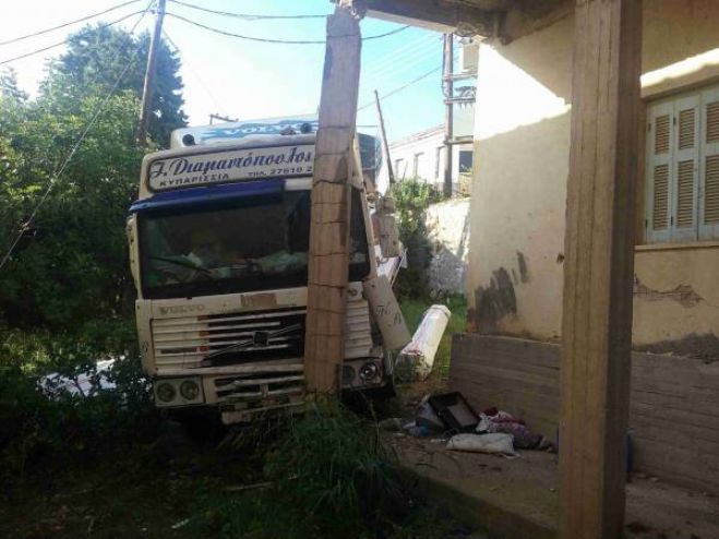 Νταλίκα έπεσε πάνω σε σπίτι στη Μεσσηνία (εικόνες)
