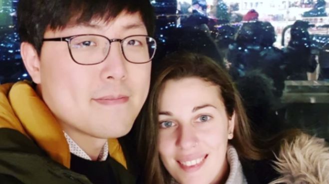 Από την Τρίπολη στην ... Κορέα | Η Άρτεμις Ντρούλια γνωρίστηκε μέσω διαδικτύου με τον σύζυγό της και ζει πλέον μόνιμα στη Σεούλ! (vd)