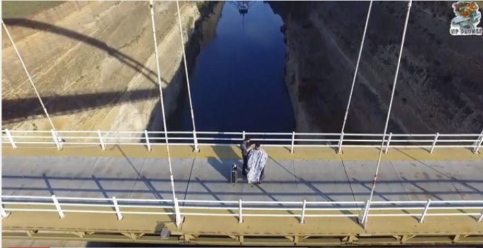 Το πιο ... τρελό κούρεμα πάνω στη γέφυρα του Ισθμού! (vd)