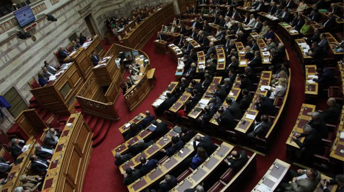 Στη Βουλή στέλνει ο Τσίπρας &quot;13η σύνταξη&quot; και μείωση ΦΠΑ - Ποιοι δεν θα ψηφίσουν;