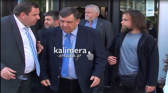 &Kappa;&alpha;&rho;&alpha;&tau;&zeta;&alpha;&phi;έ&rho;&eta;&sigmaf; &alpha;&pi;ό &tau;&eta;&nu; &Tau;&rho;ί&pi;&omicron;&lambda;&eta;: &laquo;&Pi;&alpha;ί&rho;&nu;&omega; &delta;ύ&nu;&alpha;&mu;&eta; &kappa;ά&theta;&epsilon; &phi;&omicron;&rho;ά &pi;&omicron;&upsilon; &pi;&alpha;&tau;ά&omega; &tau;&alpha; Ά&gamma;&iota;&alpha; &chi;ώ&mu;&alpha;&tau;&alpha; &tau;&eta;&sigmaf; &Alpha;&rho;&kappa;&alpha;&delta;ί&alpha;&sigmaf;&raquo; (vd)