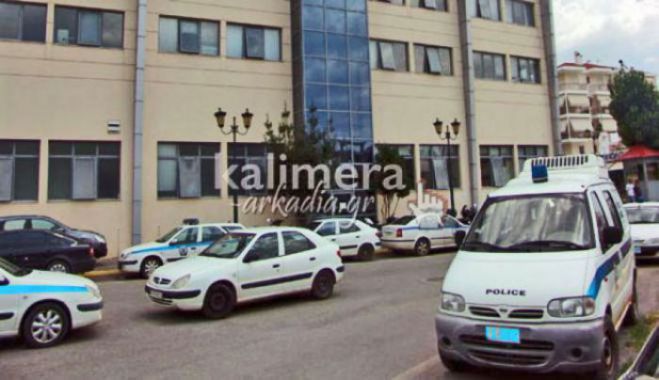 Συλλήψεις σε βιβλιοπωλείο της Τρίπολης για φωτοτυπίες ξενόγλωσσων βιβλίων