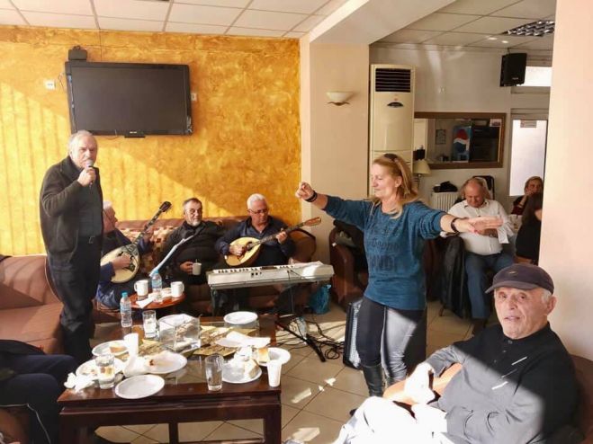 Γλέντι με χορούς και τραγούδια για ηλικιωμένους στο παράρτημα του ΚΑΠΗ Τρίπολης! (εικόνες)
