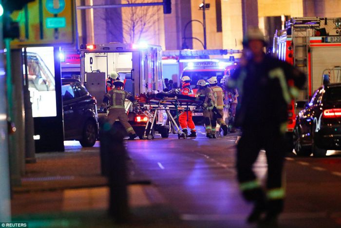 Τρομοκρατικό χτύπημα στο Βερολίνο: Μακελειό με 9 νεκρούς και 50 τραυματίες (vd)