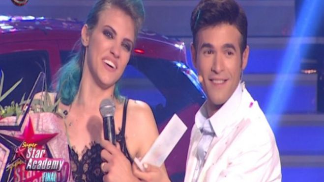 Star Academy &ndash; &Tau;&epsilon;&lambda;&iota;&kappa;ό&sigmaf;: &Mu;&epsilon;&gamma;ά&lambda;&eta; &nu;&iota;&kappa;ή&tau;&rho;&iota;&alpha; &eta; &Chi;&rho;&iota;&sigma;&tau;ί&nu;&alpha; &Xi;&eta;&rho;ό&kappa;&omega;&sigma;&tau;&alpha;! (vd)