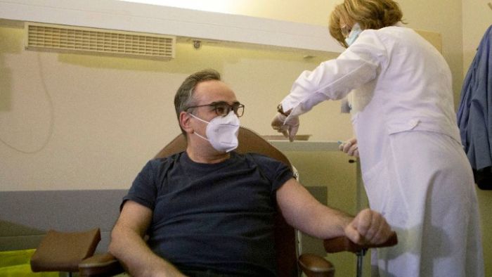 Εμβολιάστηκε και ο Βασίλης Κοντοζαμάνης: "Ο αγώνας δεν έχει τελειώσει, έχουμε πολύ δρόμο ακόμη να διανύσουμε"