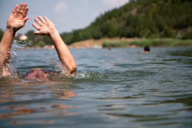 Πλήρωμα του ΕΚΑΒ Αργολίδας έσωσε 65χρονο στην παραλία της Πλάκας στο Δρέπανο