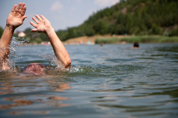 Πλήρωμα του ΕΚΑΒ Αργολίδας έσωσε 65χρονο στην παραλία της Πλάκας στο Δρέπανο
