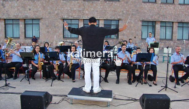 &Epsilon;&nu;&theta;&omicron;&upsilon;&sigma;ί&alpha;&sigma;&epsilon; &eta; &sigma;&upsilon;&nu;&alpha;&upsilon;&lambda;ί&alpha; &tau;&eta;&sigmaf; &Phi;&iota;&lambda;&alpha;&rho;&mu;&omicron;&nu;&iota;&kappa;ή&sigmaf; &sigma;&tau;&iota;&sigmaf; &Rho;ί&zeta;&epsilon;&sigmaf; &Tau;&epsilon;&gamma;έ&alpha;&sigmaf; (&epsilon;&iota;&kappa;ό&nu;&epsilon;&sigmaf; &kappa;&alpha;&iota; &beta;ί&nu;&tau;&epsilon;&omicron;)