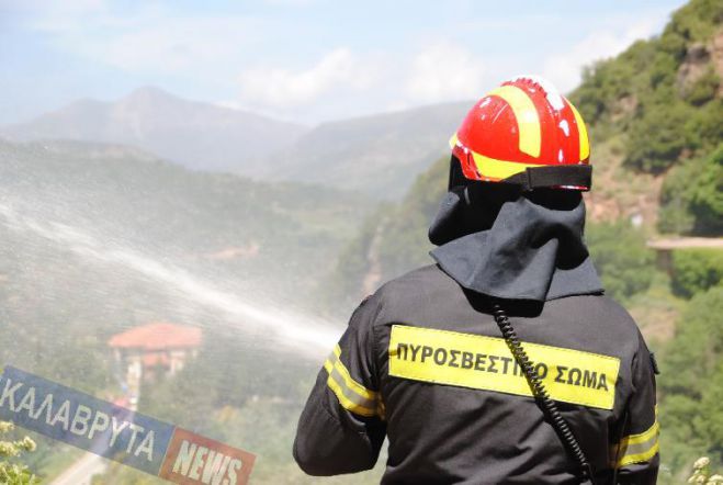 Υπό μερικό έλεγχο η φωτιά στα Καλάβρυτα