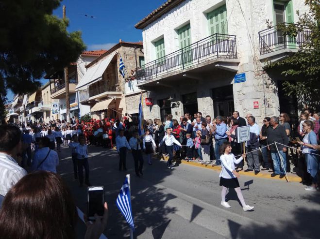 Η παρέλαση για την επέτειο του &quot;ΟΧΙ&quot; στο Άστρος (εικόνες)