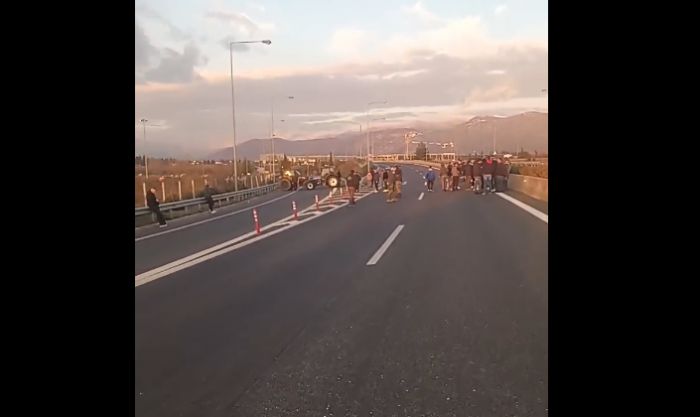 Αγροτικά μπλόκα | Ανοιχτά τα διόδια Νεστάνης - Θα γίνει νέος αποκλεισμός πάνω από τη γέφυρα ΒΙΠΕ - Ετοιμάζονται τα τρακτέρ για το περιφερειακό συμβούλιο!