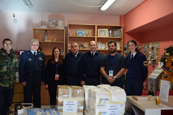 Πολεμική Αεροπορία | Το προσωπικό της 124 ΠΒΕ πρόσφερε είδη πρώτης ανάγκης στο «Χαμόγελο»