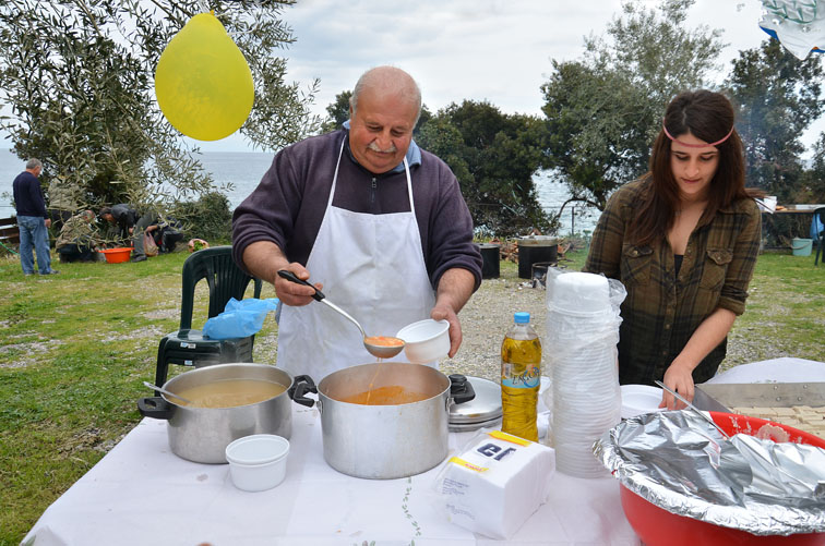 &Sigma;&alpha;&rho;&alpha;&kappa;&omicron;&sigma;&tau;&iota;&alpha;&nu;ό &tau;&rho;&alpha;&pi;έ&zeta;&iota; &sigma;&tau;&alpha; &Pi;&omicron;ύ&lambda;&iota;&theta;&rho;&alpha; (&epsilon;&iota;&kappa;ό&nu;&epsilon;&sigmaf; &kappa;&alpha;&iota; &beta;ί&nu;&tau;&epsilon;&omicron;)