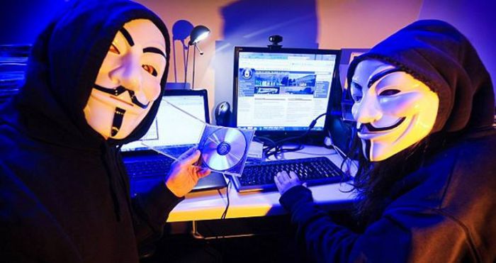 Anonymous Greece | "&Chi;&tau;ύ&pi;&eta;&sigma;&alpha;&nu;" &tau;&iota;&sigmaf; &iota;&sigma;&tau;&omicron;&sigma;&epsilon;&lambda;ί&delta;&epsilon;&sigmaf; &tau;&eta;&sigmaf; &beta;&omicron;&upsilon;&lambda;ή&sigmaf;, &tau;&eta;&sigmaf; &alpha;&sigma;&tau;&upsilon;&nu;&omicron;&mu;ί&alpha;&sigmaf; &kappa;&alpha;&iota; &tau;&omega;&nu; &epsilon;&nu;ό&pi;&lambda;&omega;&nu; &delta;&upsilon;&nu;ά&mu;&epsilon;&omega;&nu; &sigma;&tau;&eta;&nu; &Alpha;&lambda;&beta;&alpha;&nu;ί&alpha;!