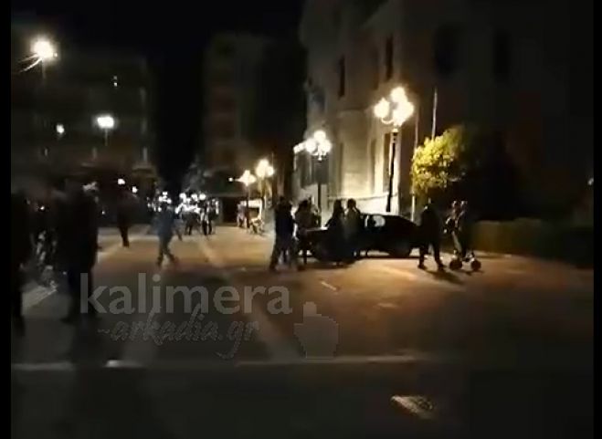 Τρίπολη | Εξαντλείται η αντοχή του κόσμου – Αρκετοί το βράδυ στην πλατεία Άρεως (εικόνες)