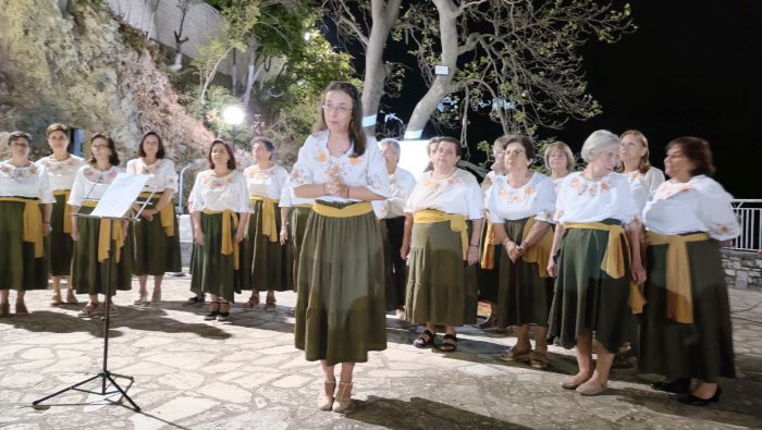 &Pi;&rho;&alpha;&sigma;&tau;ό&sigmaf; | &Mu;ί&alpha; &xi;&epsilon;&chi;&omega;&rho;&iota;&sigma;&tau;ή &beta;&rho;&alpha;&delta;&iota;ά &gamma;&iota;&alpha; &tau;&omicron; &Phi;&epsilon;&sigma;&tau;&iota;&beta;ά&lambda; &Tau;&sigma;&alpha;&kappa;&omega;&nu;&iota;ά&sigmaf; (&epsilon;&iota;&kappa;ό&nu;&epsilon;&sigmaf;)
