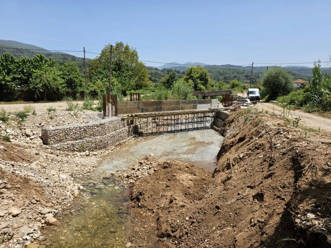 Γορτυνία | Προχωρούν τα έργα για τη νέα γέφυρα στην πυρόπληκτη Πατσουριά