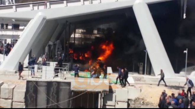 &Mu;&epsilon; &phi;&omega;&tau;&iota;έ&sigmaf; &kappa;&alpha;&iota; ... &alpha;&lambda;&upsilon;&sigma;&omicron;&pi;&rho;ί&omicron;&nu;&alpha; &upsilon;&pi;&omicron;&delta;έ&chi;&theta;&eta;&kappa;&alpha;&nu; &omicron;&iota; &Alpha;&lambda;&beta;&alpha;&nu;&omicron;ί &tau;&alpha; &pi;&rho;ώ&tau;&alpha; &delta;&iota;ό&delta;&iota;&alpha; &sigma;&tau;&eta;&nu; &chi;ώ&rho;&alpha; &tau;&omicron;&upsilon;&sigmaf;! (vd)