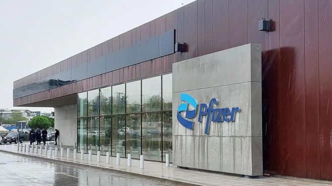 «Καμπανάκι» για το εμβόλιο της Pfizer: Έρευνα το συνδέει με σοβαρές οφθαλμικές βλάβες