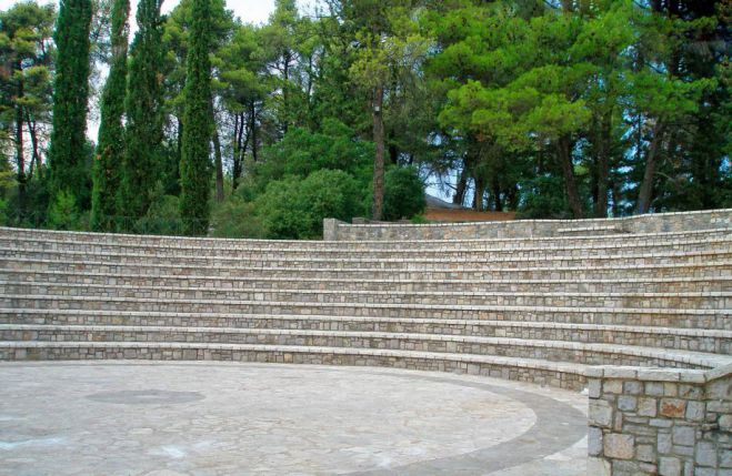 &Alpha;&kappa;&upsilon;&rho;ώ&theta;&eta;&kappa;&epsilon; &theta;&epsilon;&alpha;&tau;&rho;&iota;&kappa;ή &pi;&alpha;&rho;ά&sigma;&tau;&alpha;&sigma;&eta; &sigma;&tau;&eta;&nu; &Tau;&rho;ί&pi;&omicron;&lambda;&eta;