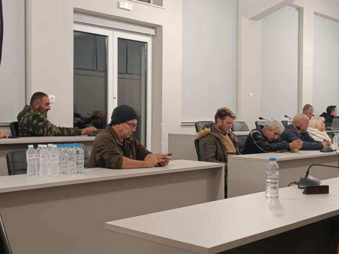 Οι αγρότες στο δημοτικό συμβούλιο Τρίπολης - "Να χτυπήσουμε το σύστημα χωρίς να κλείσουμε για πολλές ώρες κάποιο δρόμο"