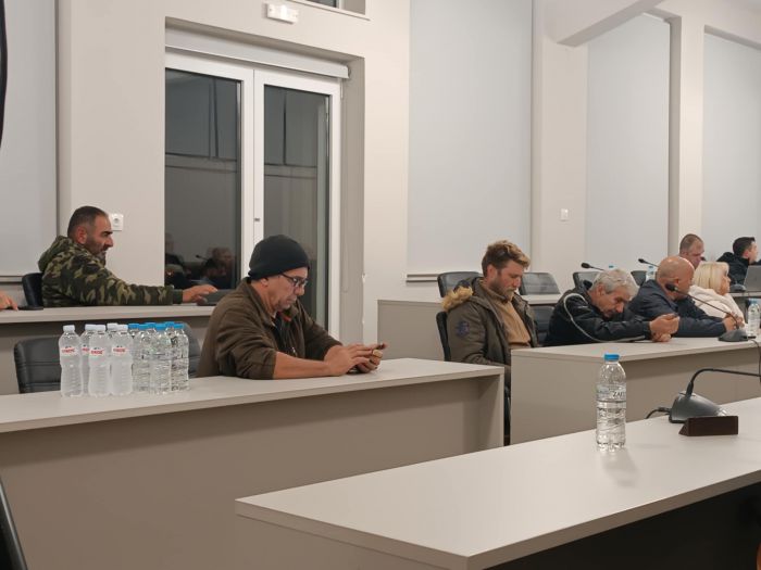 Οι αγρότες στο δημοτικό συμβούλιο Τρίπολης - &quot;Να χτυπήσουμε το σύστημα χωρίς να κλείσουμε για πολλές ώρες κάποιο δρόμο&quot;