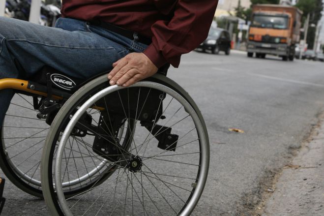 Οργή στα άτομα με αναπηρία για τον κίνδυνο να κοπούν επιδόματα!