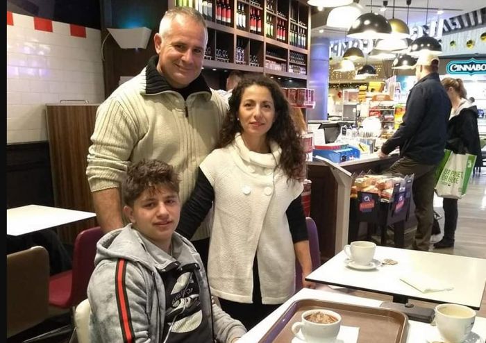 Έ&phi;&upsilon;&gamma;&epsilon; &gamma;&iota;&alpha; &tau;&eta; &Beta;&omicron;&sigma;&tau;ώ&nu;&eta; &omicron; &Pi;έ&tau;&rho;&omicron;&sigmaf; &mu;&epsilon; &tau;&omicron;&upsilon;&sigmaf; &gamma;&omicron;&nu;&epsilon;ί&sigmaf; &tau;&omicron;&upsilon; - &Sigma;&upsilon;&nu;&epsilon;&chi;ί&zeta;&epsilon;&tau;&alpha;&iota; &eta; &pi;&rho;&omicron;&sigma;&pi;ά&theta;&epsilon;&iota;&alpha; &nu;&alpha; &sigma;&upsilon;&gamma;&kappa;&epsilon;&nu;&tau;&rho;&omega;&theta;&epsilon;ί &tau;&omicron; &pi;&omicron;&sigma;ό!