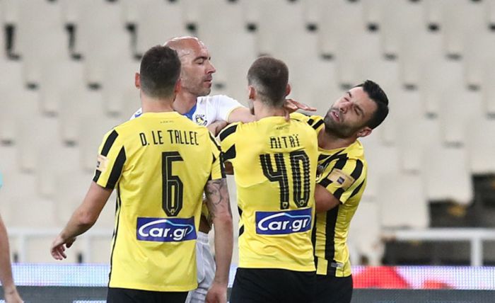 Έπαιξαν ... μπουνιές Μπαράλες και Τζαβέλας! (vd)