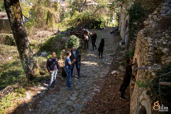 &Sigma;&tau;&eta;&nu; &omicron;&rho;&epsilon;&iota;&nu;ή &Alpha;&rho;&kappa;&alpha;&delta;ί&alpha; &tau;&omicron; video clip &tau;&omicron;&upsilon; &tau;&rho;&alpha;&gamma;&omicron;&upsilon;&delta;&iota;&sigma;&tau;ή &Beta;&alpha;&sigma;ί&lambda;&eta; &Delta;ή&mu;&alpha; &sigma;&epsilon; &sigma;&kappa;&eta;&nu;&omicron;&theta;&epsilon;&sigma;ί&alpha; &Chi;&rho;ή&sigma;&tau;&omicron;&upsilon; &Gamma;&iota;&alpha;&tau;&rho;ά&kappa;&omicron;&upsilon;! (vd)